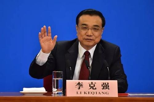 李克強(qiáng)主持召開國(guó)務(wù)院常務(wù)會(huì)議 部署加大對(duì)貧困人口、低保人員和
